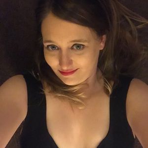 Meet your Posher, Larissa